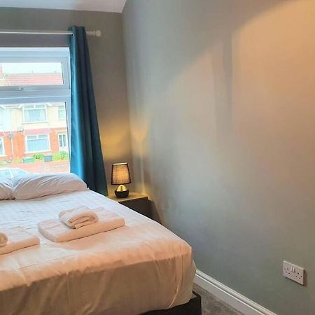 5 Bed, 2 Bath Home + Terrace, Garden & Parking 스윈던 외부 사진