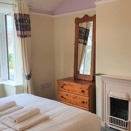 5 Bed, 2 Bath Home + Terrace, Garden & Parking 스윈던 외부 사진