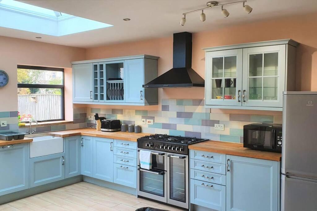 5 Bed, 2 Bath Home + Terrace, Garden & Parking 스윈던 외부 사진