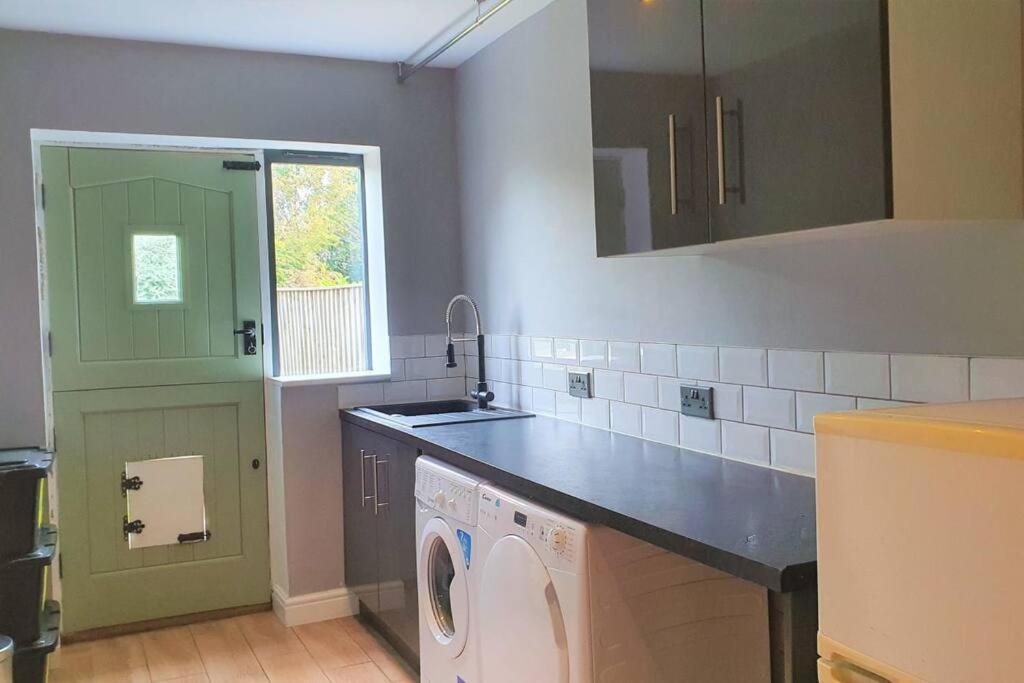 5 Bed, 2 Bath Home + Terrace, Garden & Parking 스윈던 외부 사진