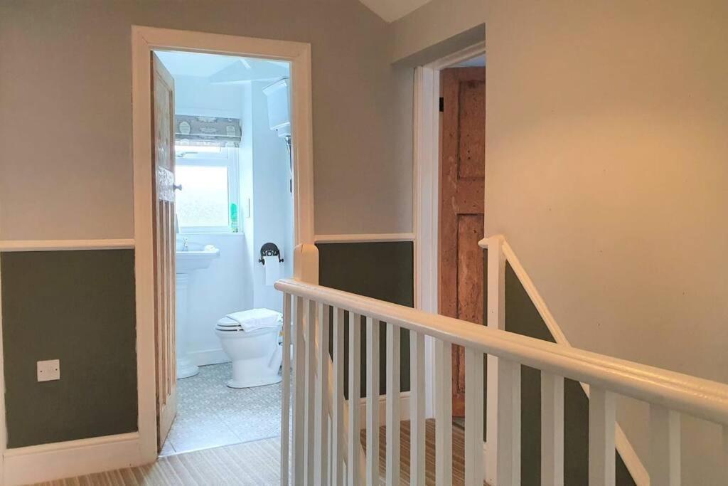 5 Bed, 2 Bath Home + Terrace, Garden & Parking 스윈던 외부 사진