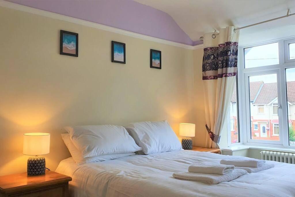 5 Bed, 2 Bath Home + Terrace, Garden & Parking 스윈던 외부 사진