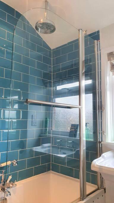 5 Bed, 2 Bath Home + Terrace, Garden & Parking 스윈던 외부 사진