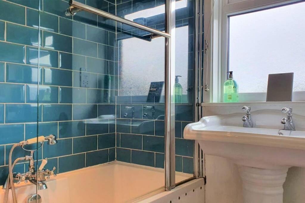 5 Bed, 2 Bath Home + Terrace, Garden & Parking 스윈던 외부 사진
