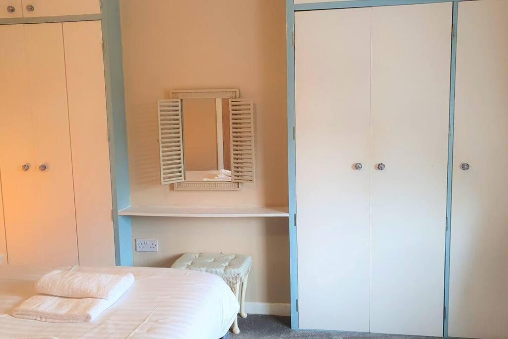 5 Bed, 2 Bath Home + Terrace, Garden & Parking 스윈던 외부 사진
