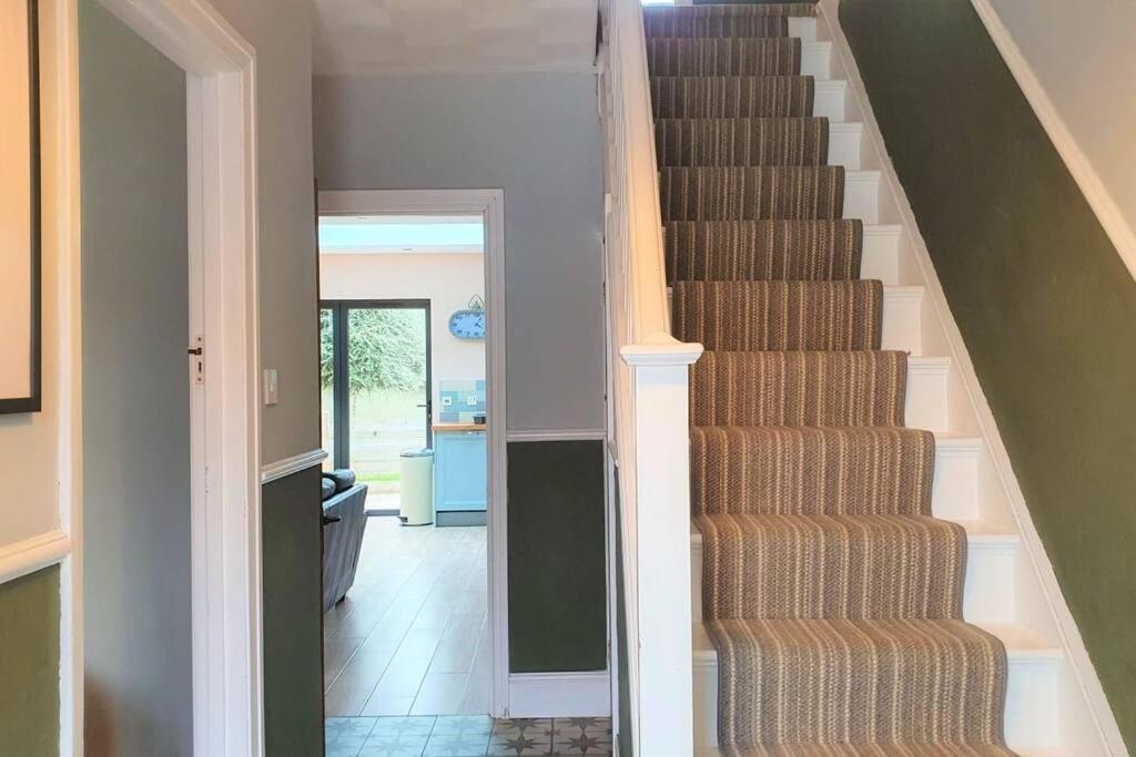 5 Bed, 2 Bath Home + Terrace, Garden & Parking 스윈던 외부 사진