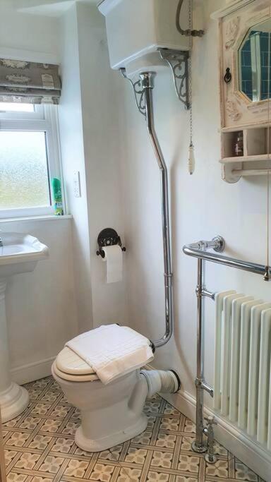 5 Bed, 2 Bath Home + Terrace, Garden & Parking 스윈던 외부 사진