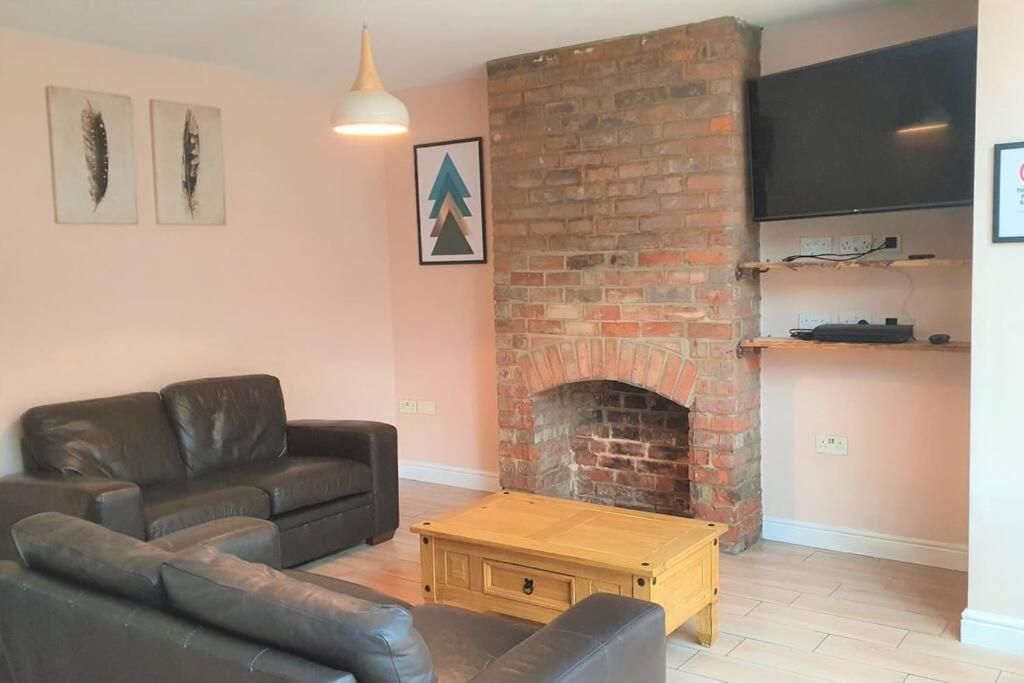 5 Bed, 2 Bath Home + Terrace, Garden & Parking 스윈던 외부 사진
